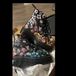 new platform vintage style floral dr martens I wear a 6.5-7 these fit perfect